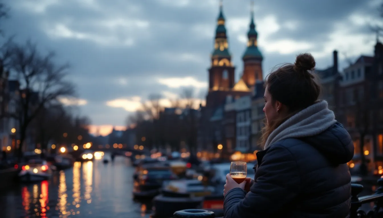 Een stel geniet van een romantische rondvaart door de Amsterdamse grachten bij zonsondergang, met zicht op historische gevels en verlichte bruggen.