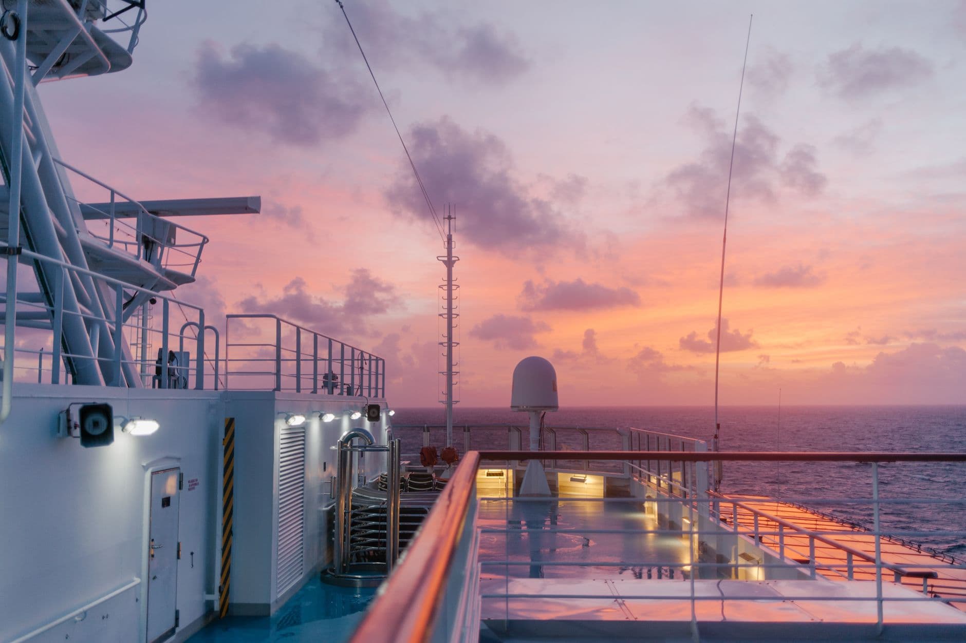 Cruisedek met uitzicht over open zee bij gouden uur